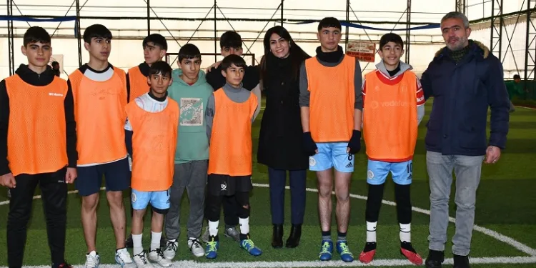 Ağrı’da öğrenciler ara tatilde futbol heyecanı yaşadı