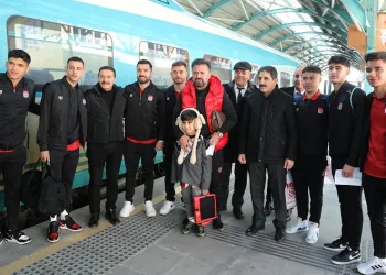 Sivasspor kafilesi hızlı trenle Ankara’ya ulaştı