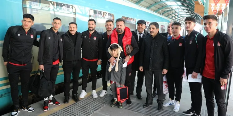 Sivasspor kafilesi hızlı trenle Ankara’ya ulaştı