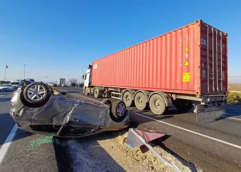 Tır ile çarpışan otomobil takla attı