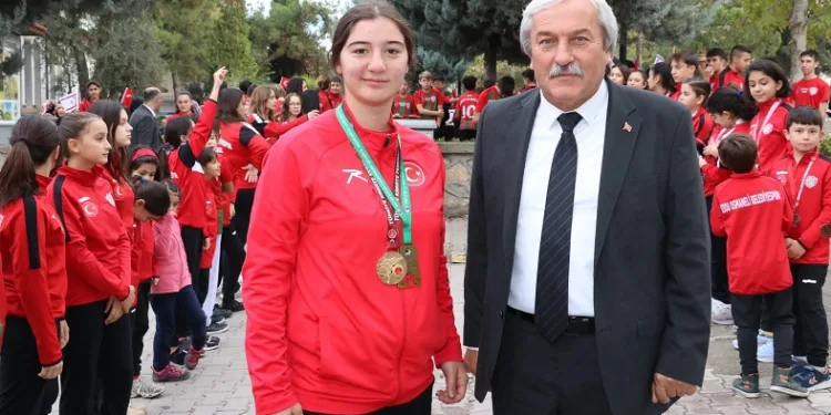Avrupa Şampiyonasına hazırlanan sporcuyu yalnız bırakmadı