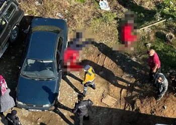 Boşanma aşamasındaki eşini öldürdü daha sonra kendini vurdu