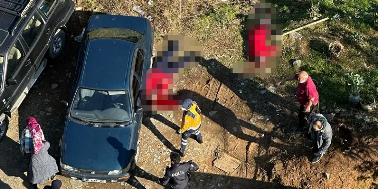 Boşanma aşamasındaki eşini öldürdü daha sonra kendini vurdu