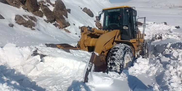 Erciş’te tipiden kapanan yollar açılıyor