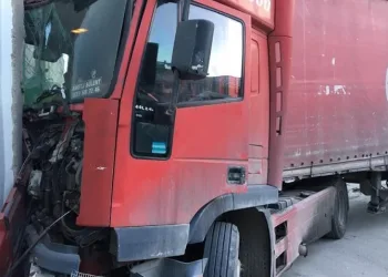 Freni patlayan tır trafo duvarına çarptı