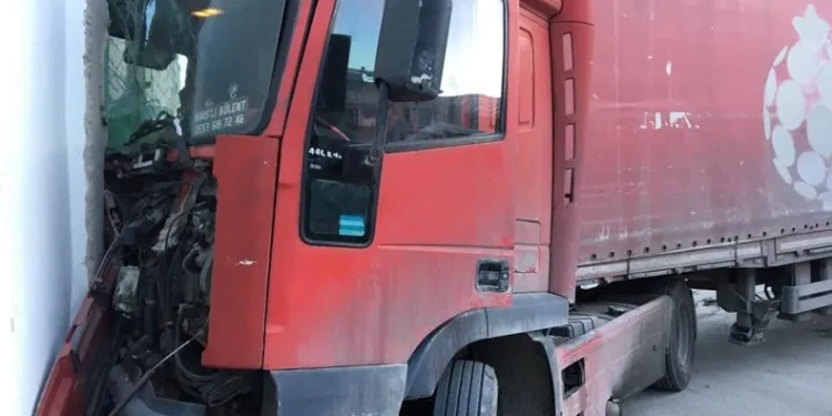 Freni patlayan tır trafo duvarına çarptı