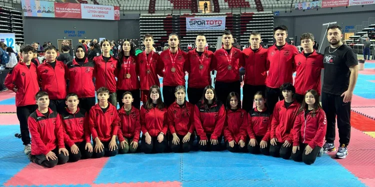 Denizlili Kick Boks takımı 2 Türkiye şampiyonluğu aldı