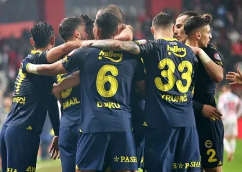 Fenerbahçe deplasmanda yenilmezlik serisini 12 maça çıkardı