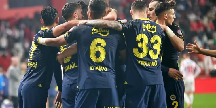 Fenerbahçe deplasmanda yenilmezlik serisini 12 maça çıkardı