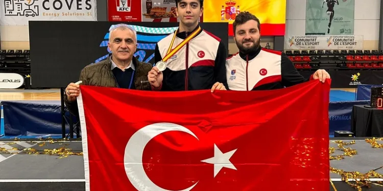 Eskrimci Toprak Altınçekiç’ten gümüş madalya