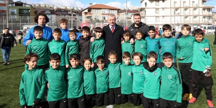 Kocaeli’de minik futbolcular hünerlerini sergiledi