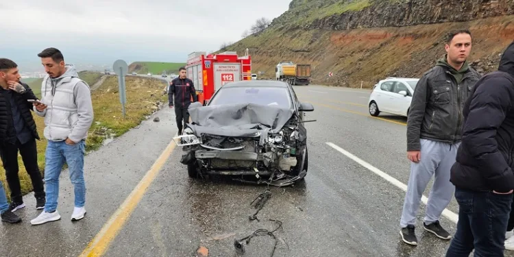 İki otomobil çarpıştı: 7 yaralı