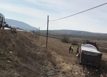Tır devrildi, sürücü yara almadan kurtuldu