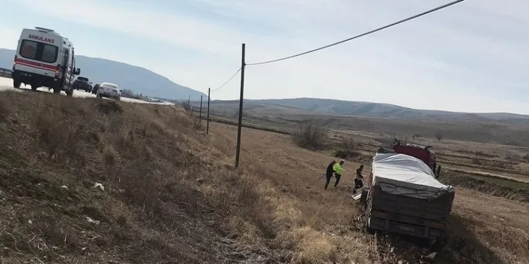 Tır devrildi, sürücü yara almadan kurtuldu