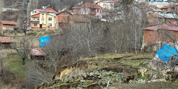 Heyelan nedeniyle 39 hane boşaltıldı