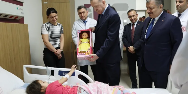 Cumhurbaşkanı Erdoğan’dan tedavi gören çocuklara ziyaret