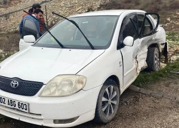 İki otomobil çarpıştı: 6 yaralı