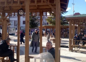 Pazaryeri’nde güneşi gören parka koştu