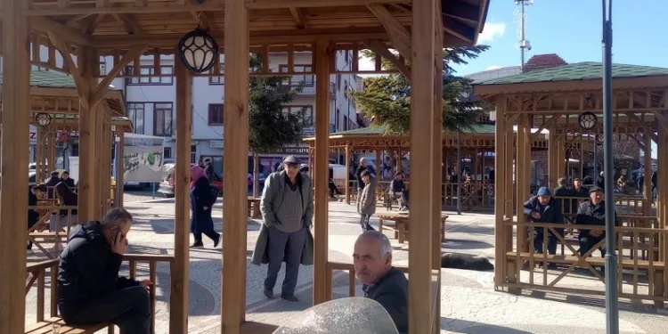 Pazaryeri’nde güneşi gören parka koştu