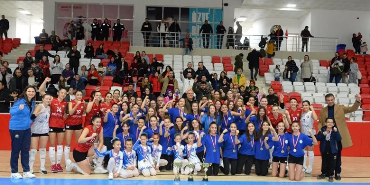TVF Kadınlar 2. Lig: Bozüyük Belediye Eğitim Spor: 3 – Tepebaşı Gençlik: 0