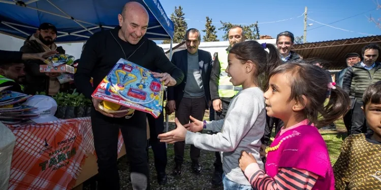 İzmir afet bölgesiyle dayanışmayı sürdürüyor