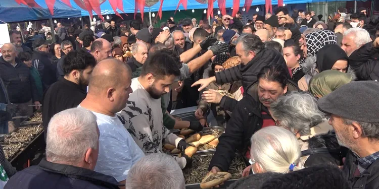 Festivalde 3 ton hamsi ikram edildi