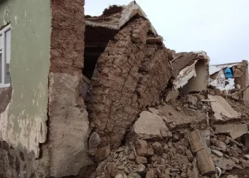 Ağrı’da bir evin damı çöktü