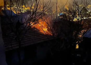 Tokat’ta çatı yangını büyümeden söndürüldü