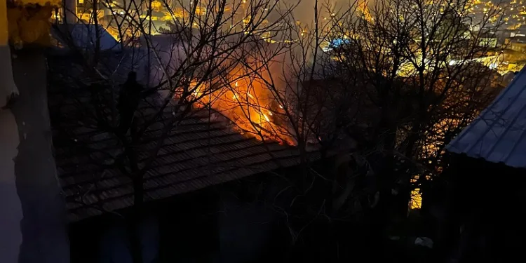 Tokat’ta çatı yangını büyümeden söndürüldü