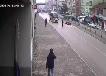 Devrilen motosikletin sürüklendi