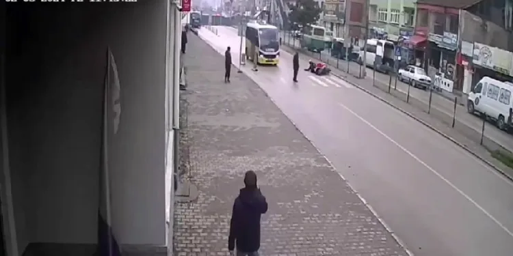 Devrilen motosikletin sürüklendi