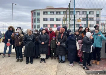 Kavga sonrası 6 öğretmenin başka okullara tayin edilmesi velilerin tepkisine neden oldu
