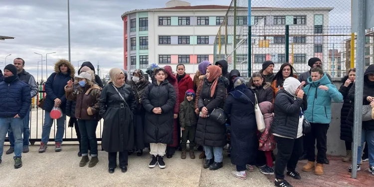Kavga sonrası 6 öğretmenin başka okullara tayin edilmesi velilerin tepkisine neden oldu
