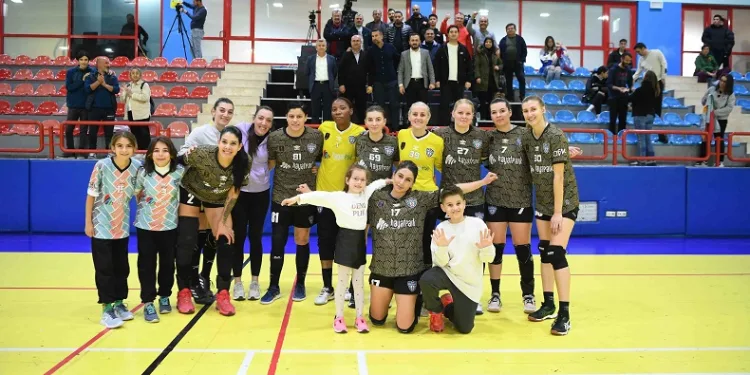 Konyaaltı Belediye Spor Kulübü Kadın Hentbol Takımı liderliği kaptırmıyor