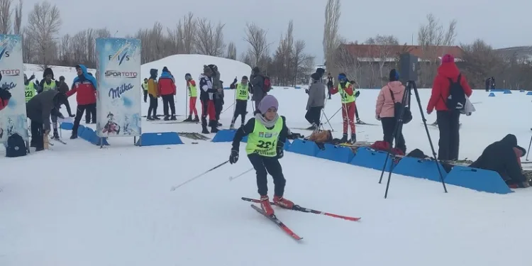 Erzurum’da kayaklı koşu yarışları nefes kesti