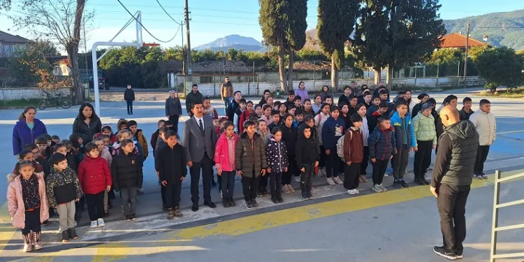 Okullarda deprem şehitleri anıldı