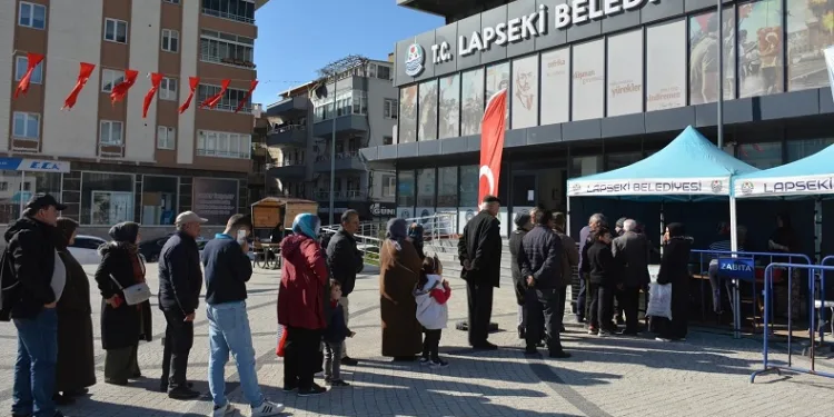 Miraç Kandilinde vatandaşlara lokma dağıttı