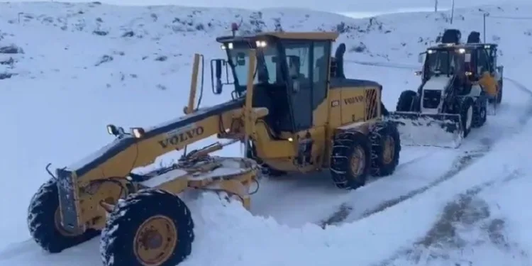 Saray’da karla mücadele çalışmaları devam ediyor