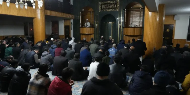 Nurdağı’nın ayakta kalan tek camisinde kandil yoğunluğu