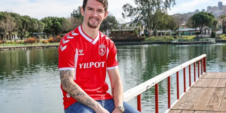 Samsunspor’un yeni transferi Raman: “Taraftarımızın önüne çıkmak için sabırsızlanıyorum”