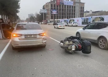 Motosiklet ile otomobil çarpıştı: 1 yaralı