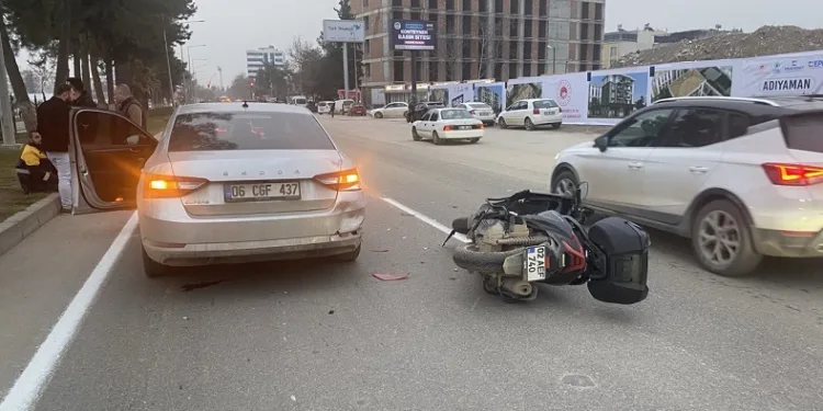 Motosiklet ile otomobil çarpıştı: 1 yaralı