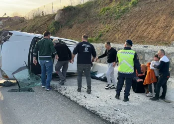 Takla atan otomobilden sağ kurtuldular