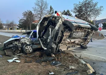Ambulans ile otomobil çarpıştı