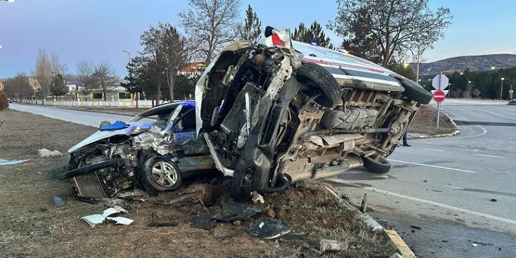 Ambulans ile otomobil çarpıştı