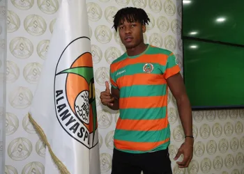 Alanyaspor, Nijeryalı genç futbolcu Akinlosotu ile profesyonel sözleşme imzaladı