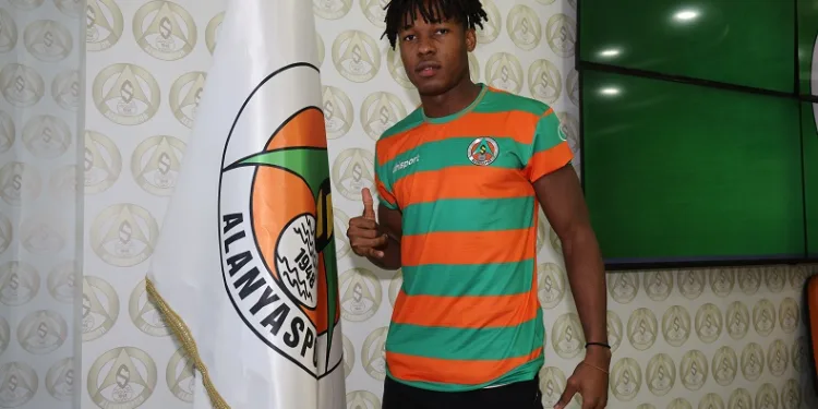 Alanyaspor, Nijeryalı genç futbolcu Akinlosotu ile profesyonel sözleşme imzaladı