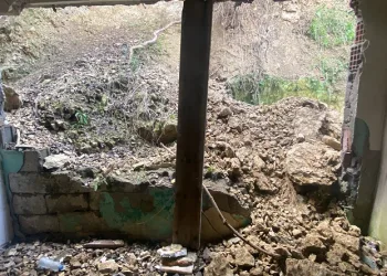 Kayan toprak evin duvarını yıktı