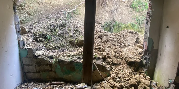 Kayan toprak evin duvarını yıktı