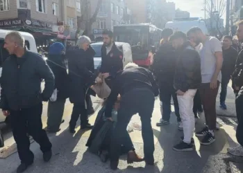 Motosikletle yaya geçidindeki yayalara çarptı